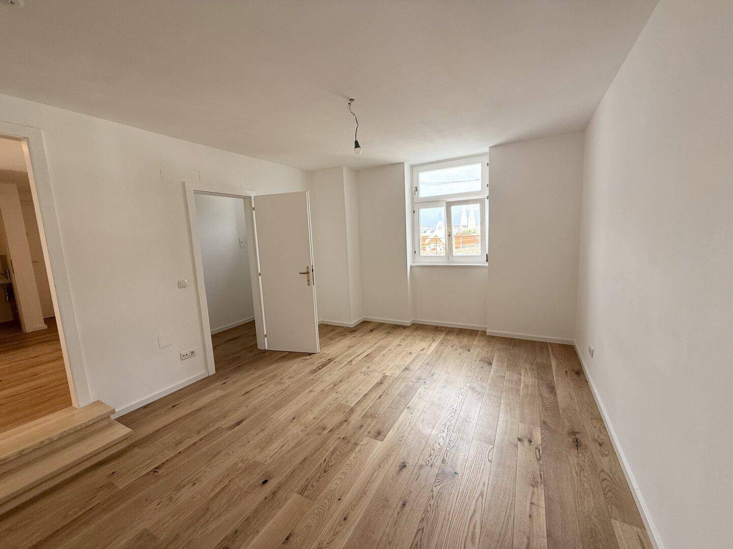 untere Ebene: Schlafzimmer mit angrenzendem Schrankraum