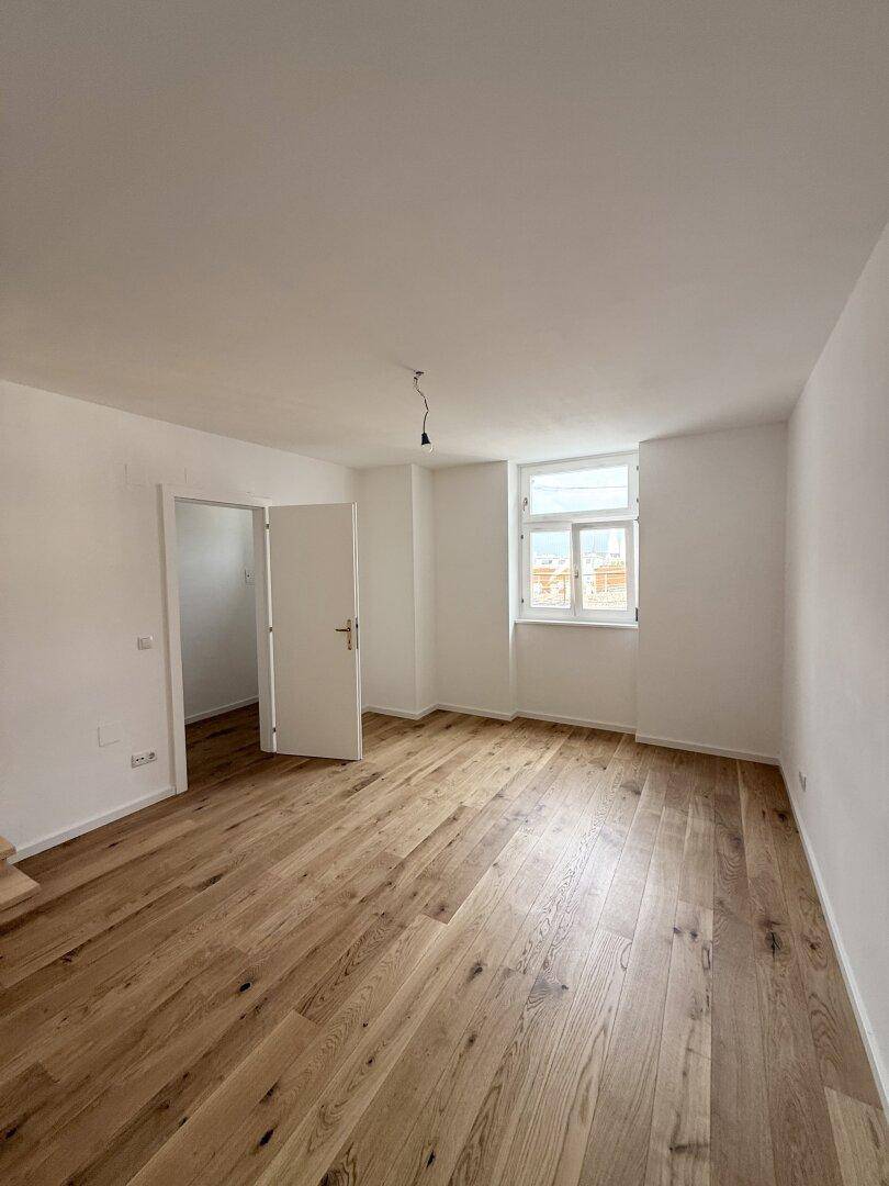 untere Ebene: Schlafzimmer mit angrenzendem Schrankraum
