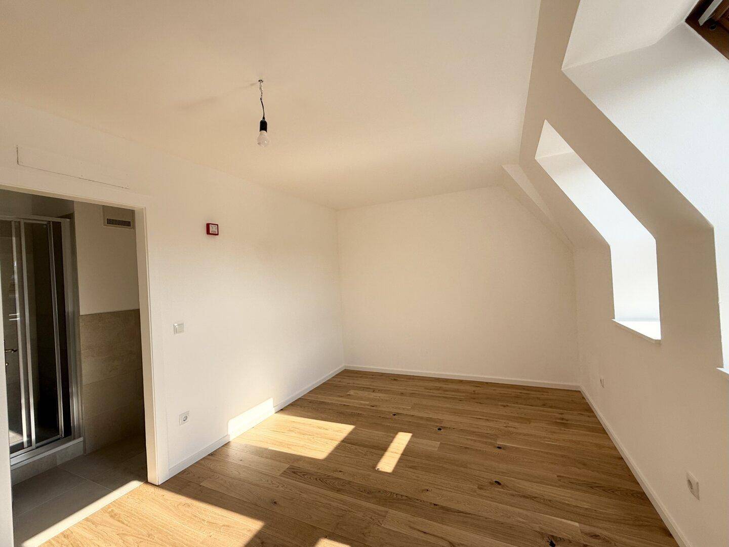 untere Ebene: Schlafzimmer mit angrenzendem Duschbad