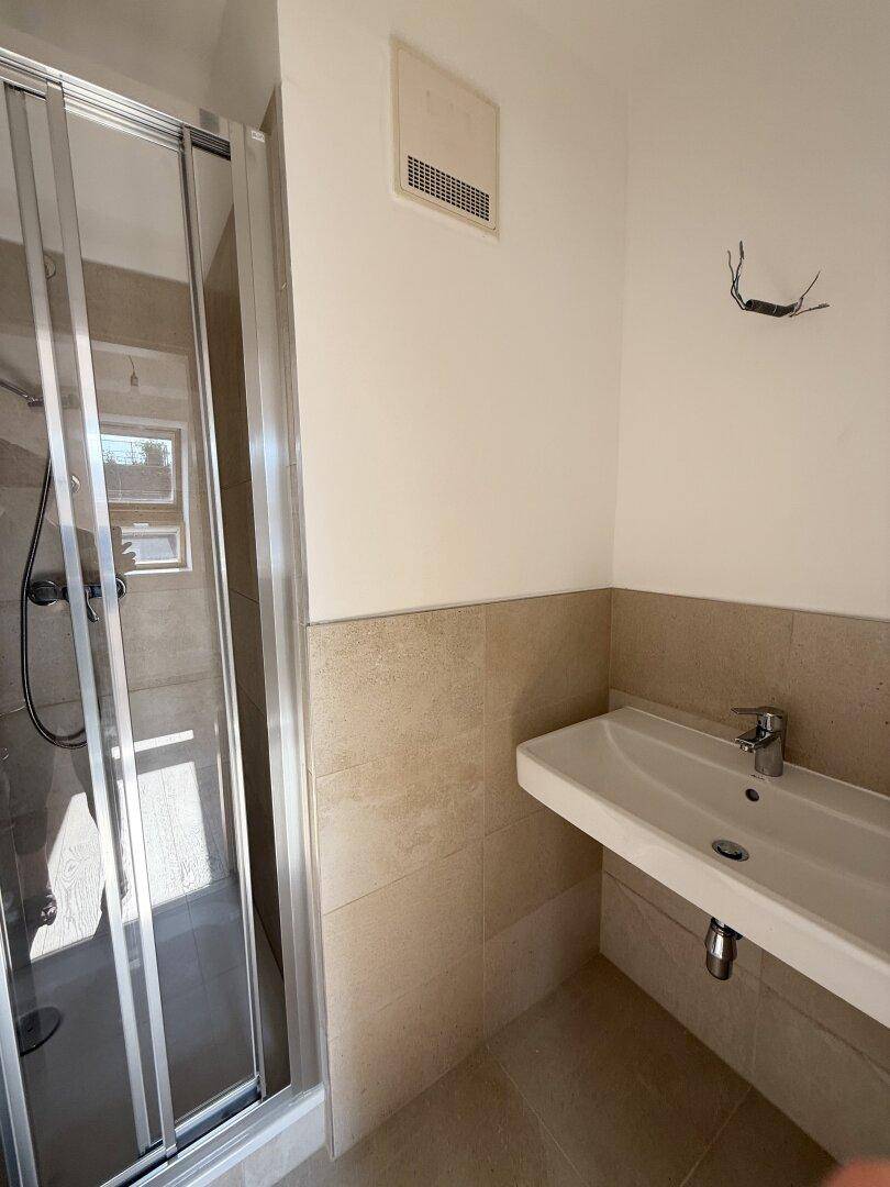 untere Ebene: Bad 2: Dusche + Waschbecken
