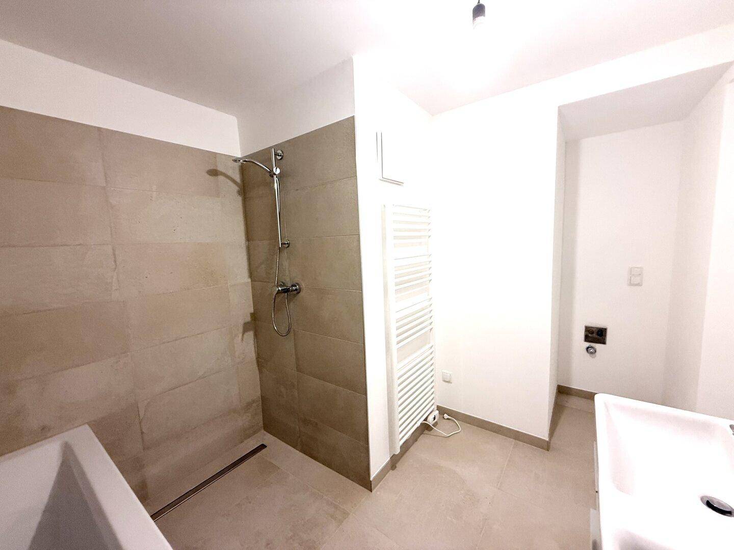 untere Ebene: Bad 1: Wanne + Dusche + WM-Anschluss