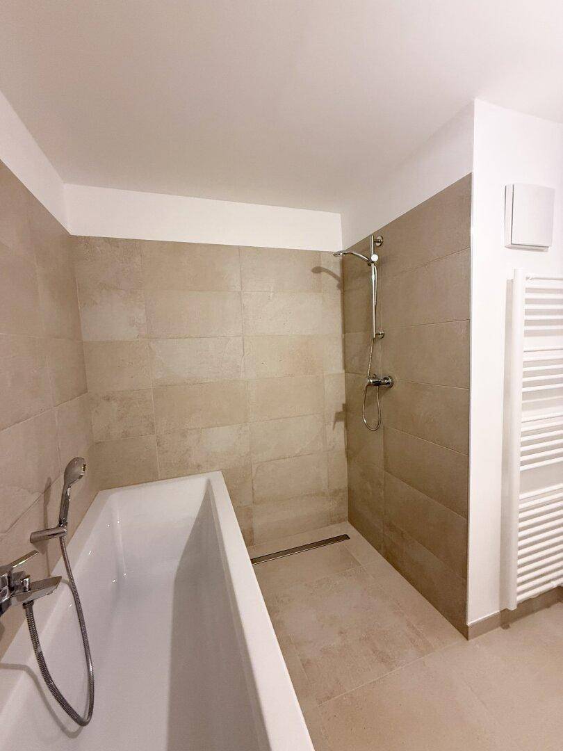 untere Ebene: Bad 1: Wanne + Dusche + WM-Anschluss
