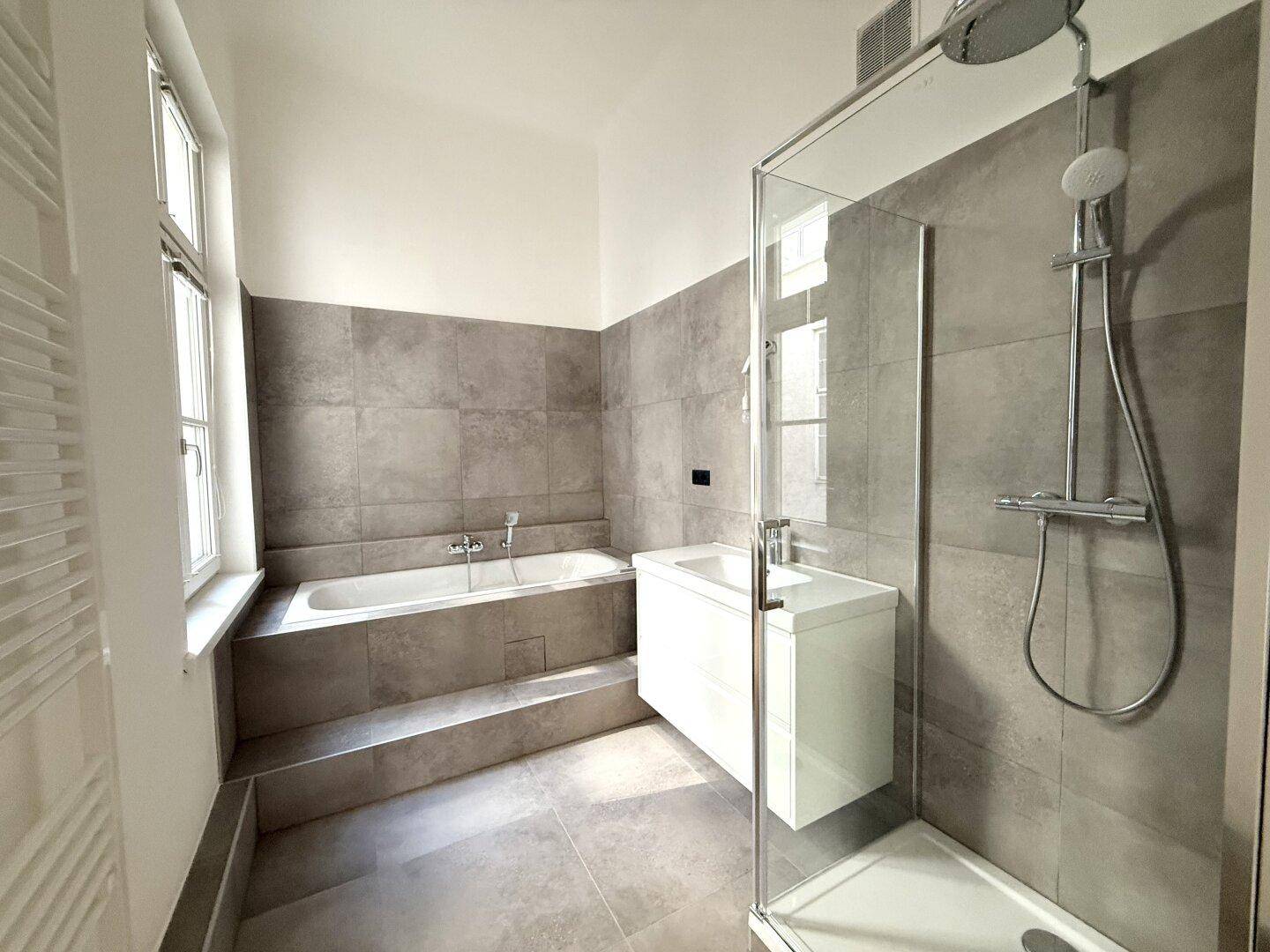 Bad: Wanne + Dusche + Waschbecken
