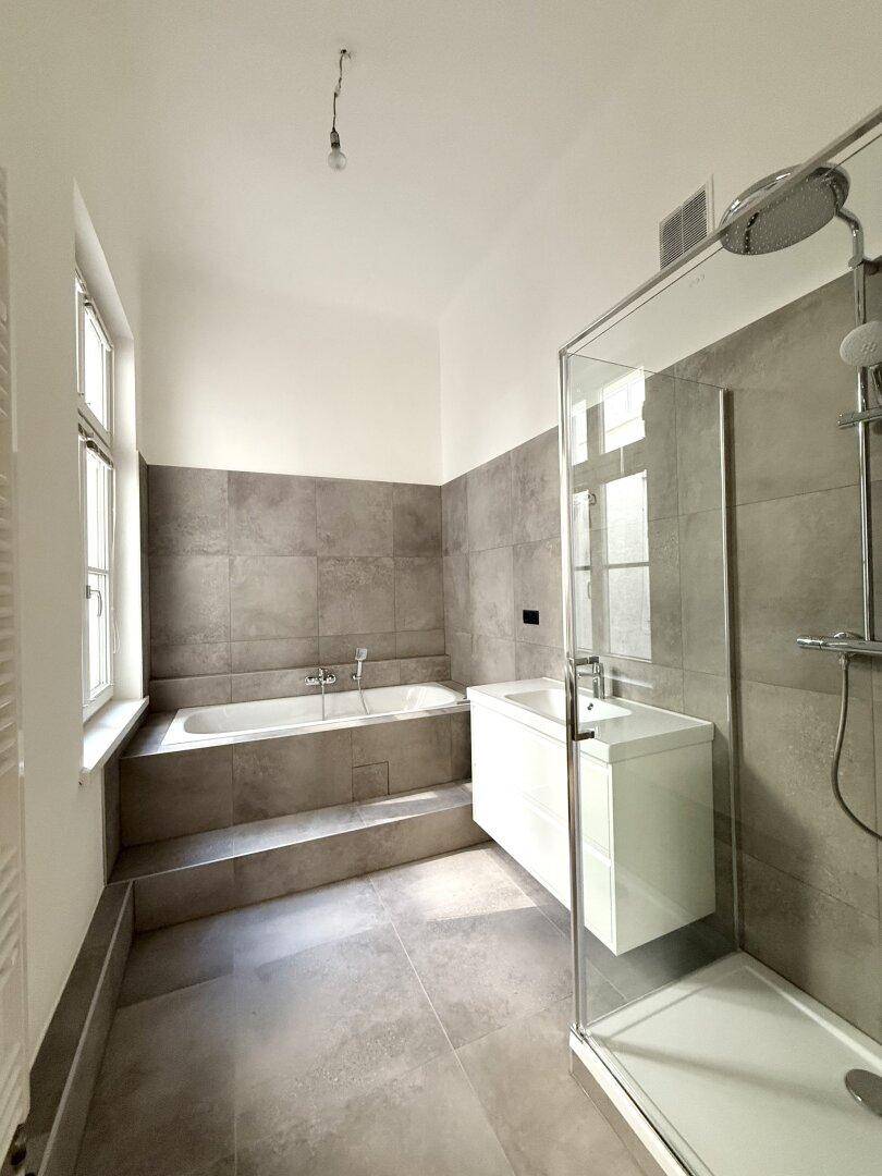 Bad: Wanne + Dusche + Waschbecken