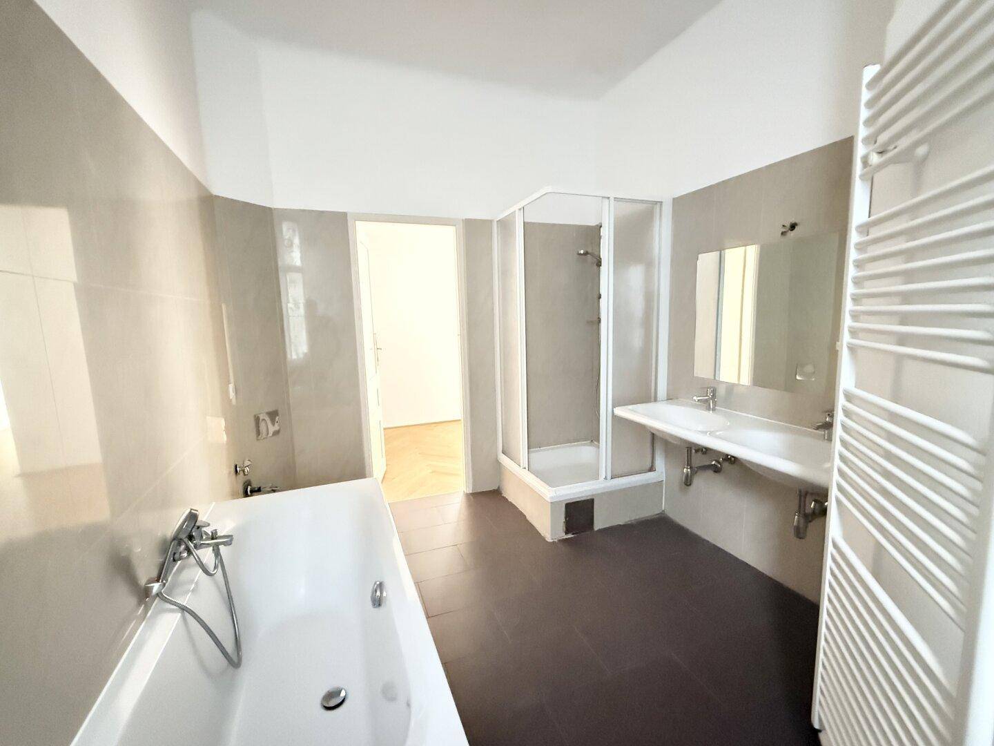 Bad: Wanne + Dusche + WM-Anschluss