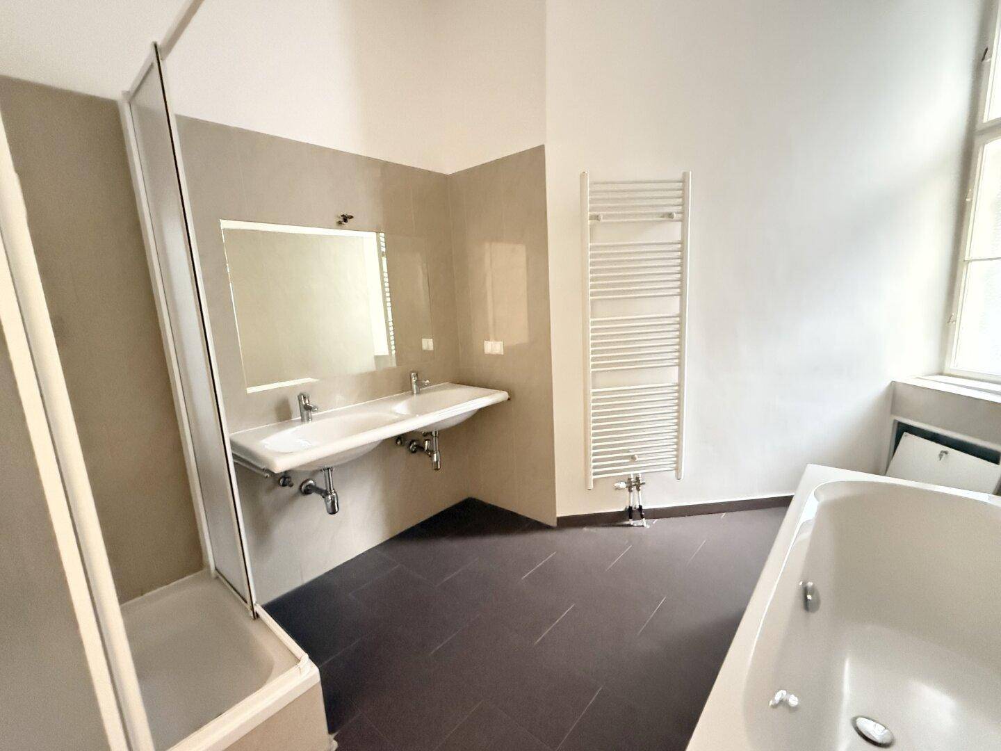 Bad: Wanne + Dusche + WM-Anschluss