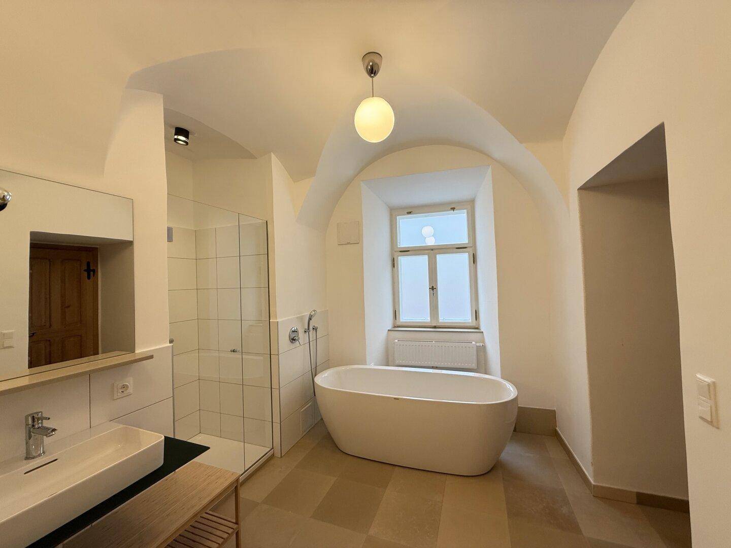 Bad 1: Wanne + Dusche + Doppelwaschbecken + WC