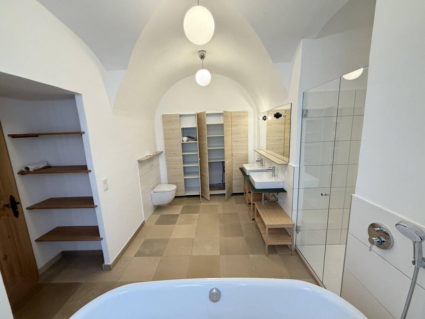 Bad 1: Wanne + Dusche + Doppelwaschbecken + WC