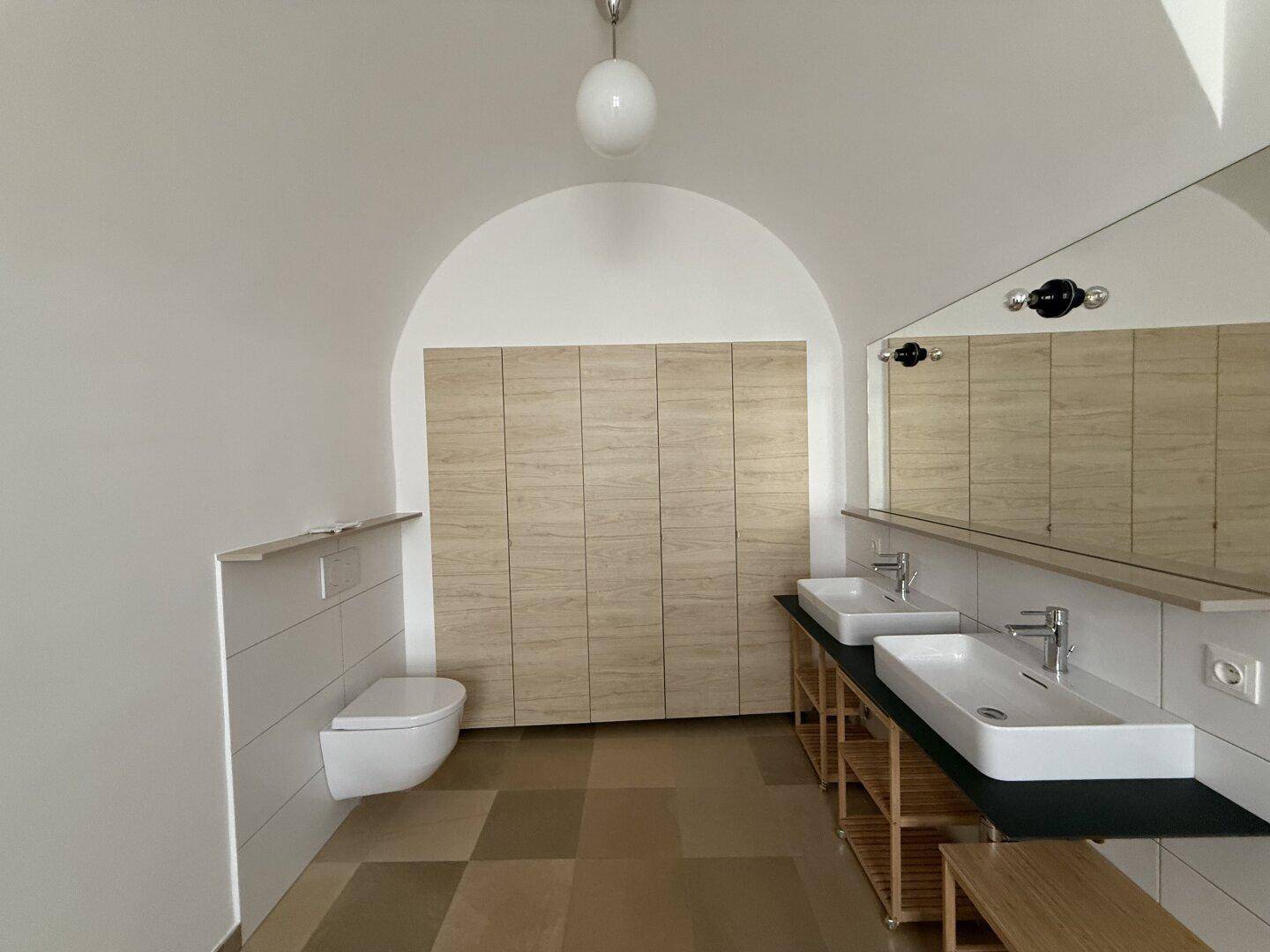 Bad 1: Wanne + Dusche + Doppelwaschbecken + WC