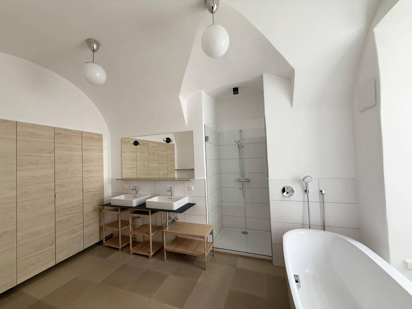 Bad 1: Wanne + Dusche + Doppelwaschbecken + WC