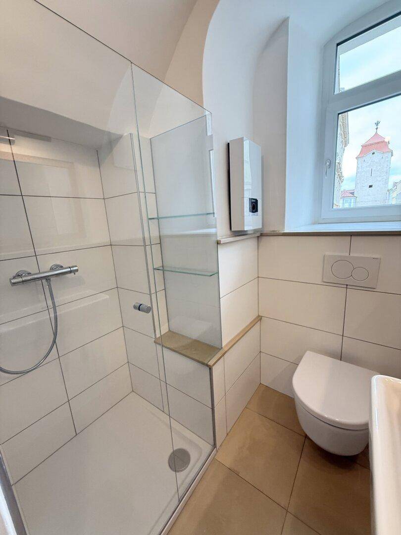 Bad 2: Dusche + Waschbecken + WC