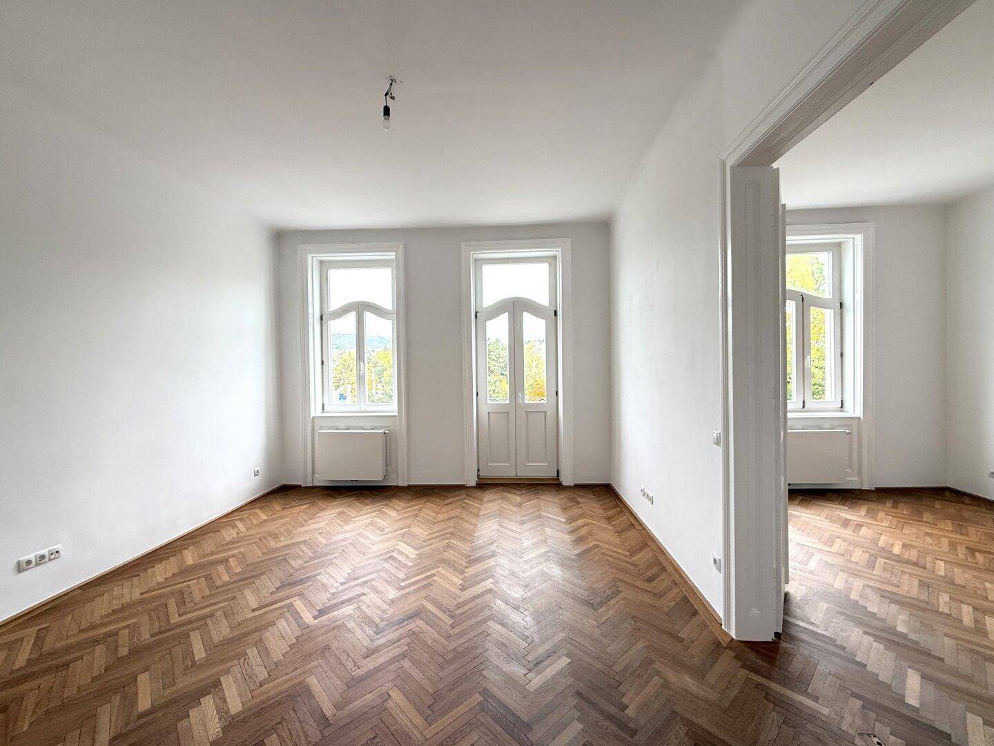 Straßenseitiges Zimmer mit Balkon