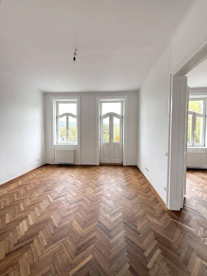 Straßenseitiges Zimmer mit Balkon