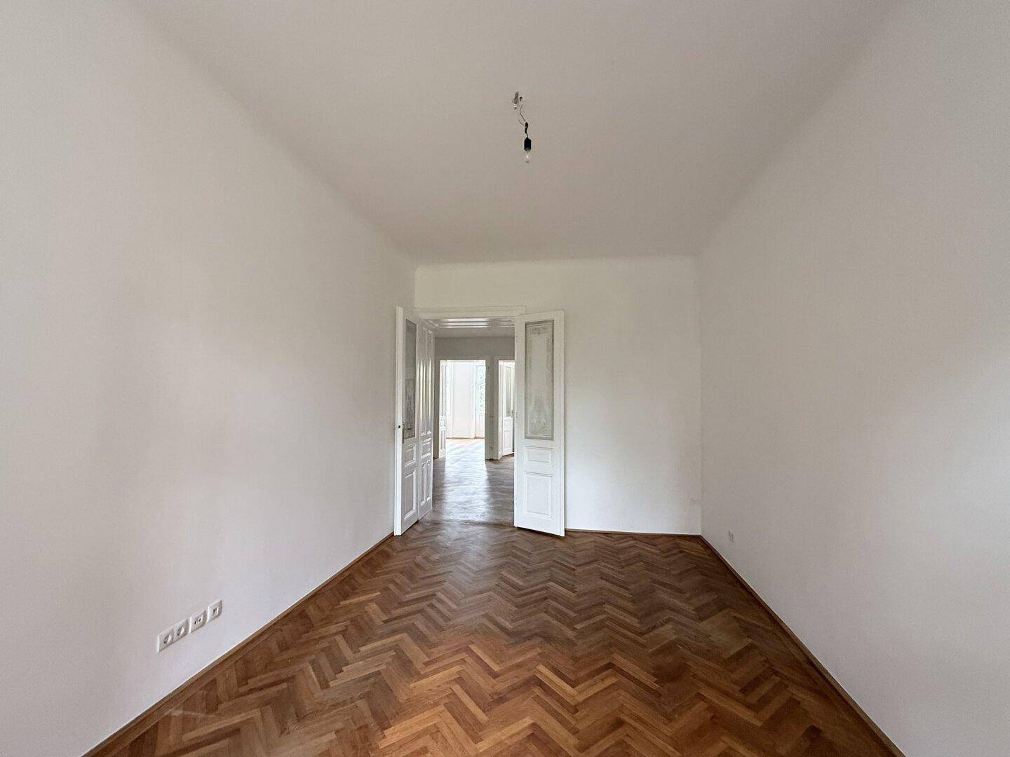 Hofseitiges Zimmer mit Balkon