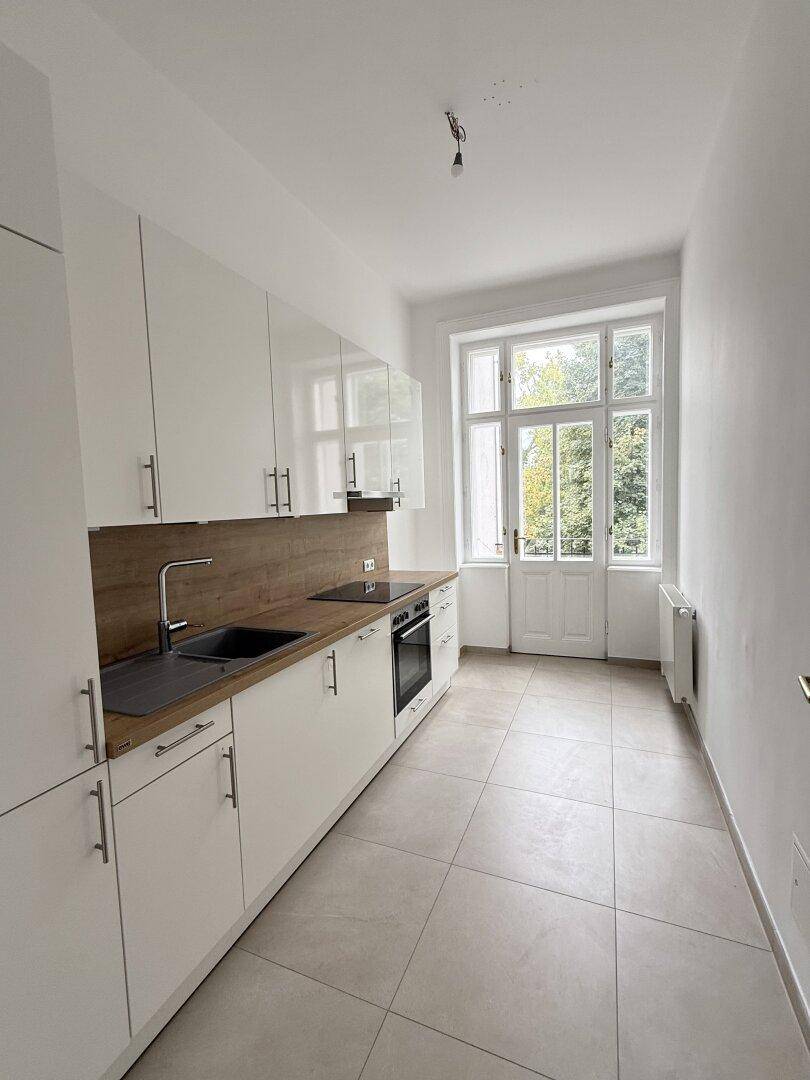 Küche mit dem Ausgang zur Loggia