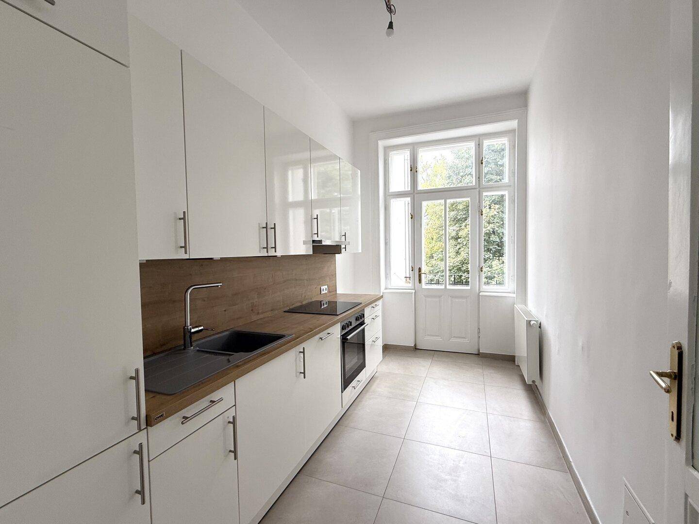 Küche mit dem Ausgang zur Loggia