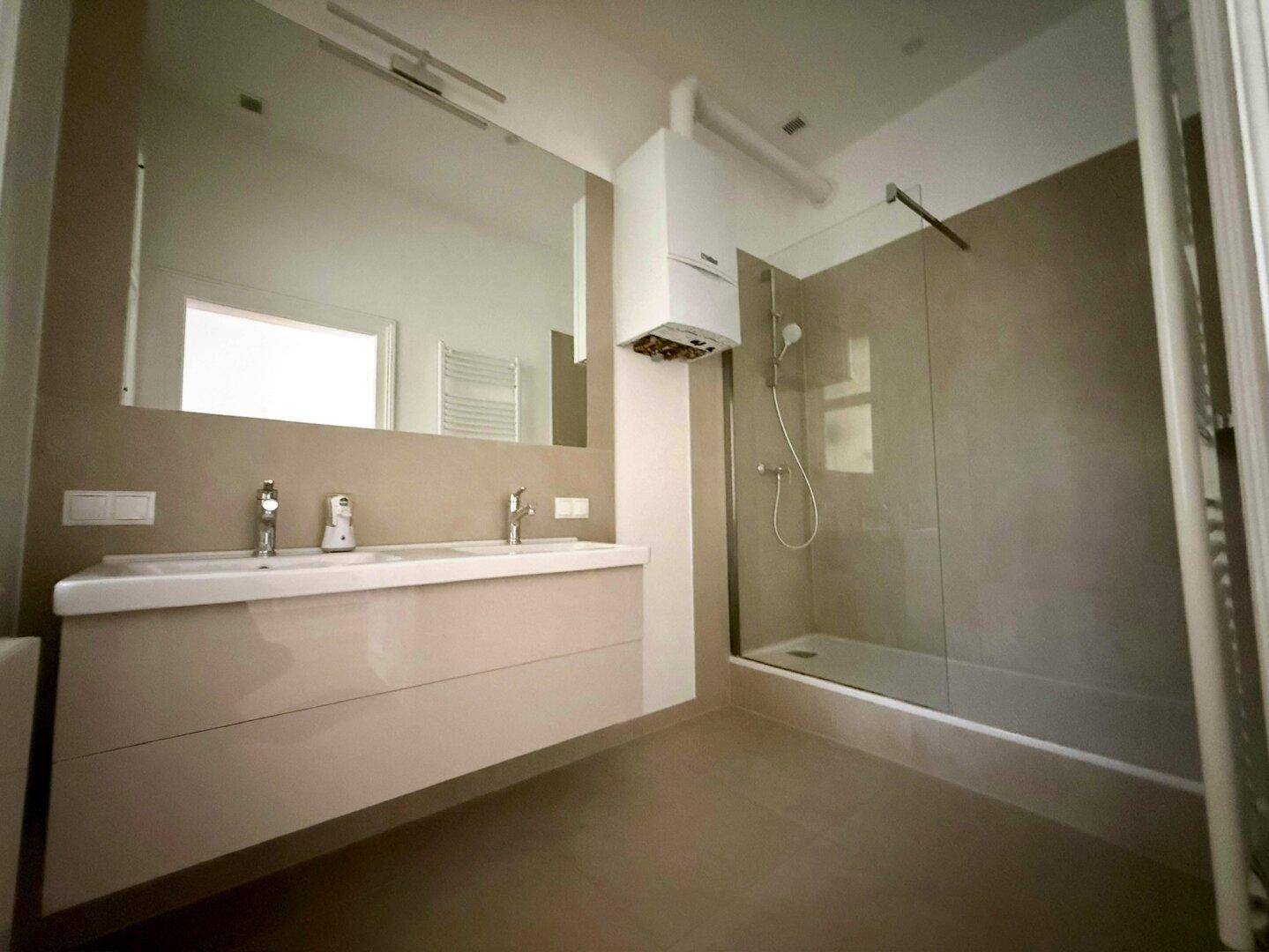 Bad: Doppelwaschbecken + Dusche