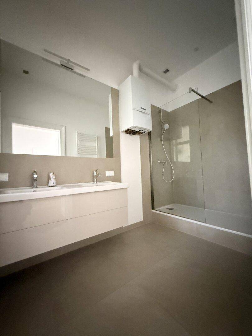 Bad: Doppelwaschbecken + Dusche