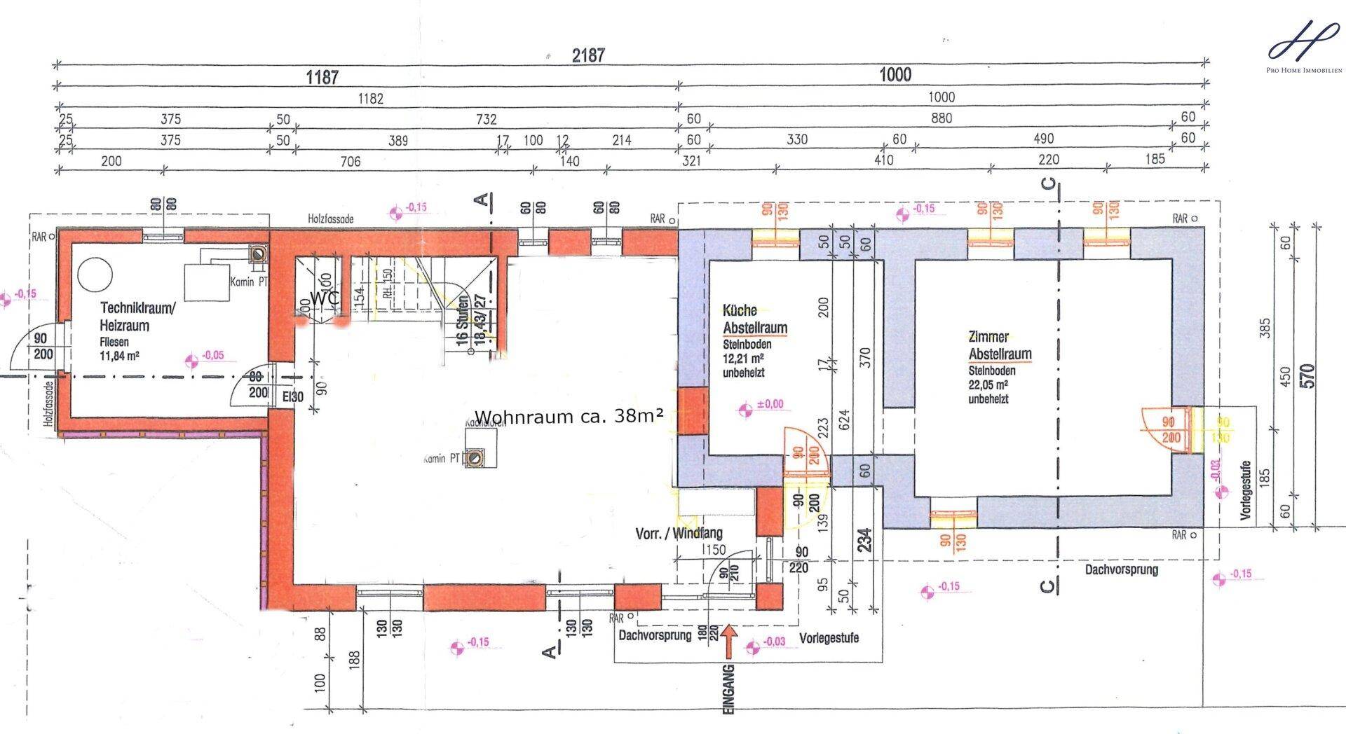 Grundriss des Erdgeschosses mit Wohnraum, Küche, Technikraum und separatem WC.