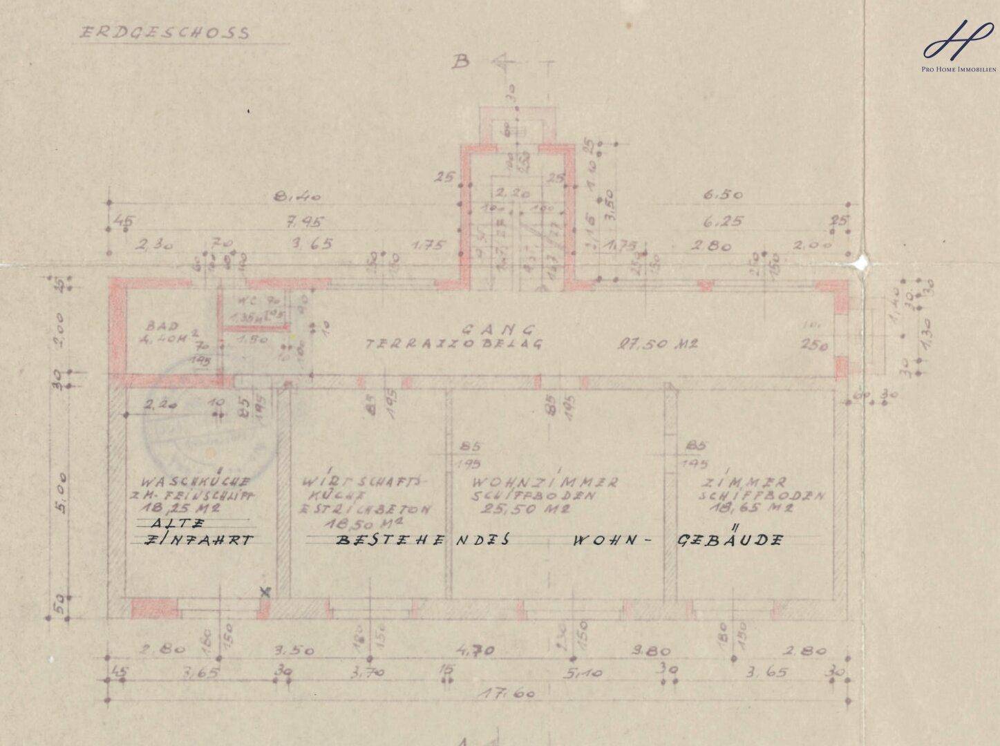 Grundriss des Erdgeschosses mit verschiedenen Räumen und Terrassenbereich.