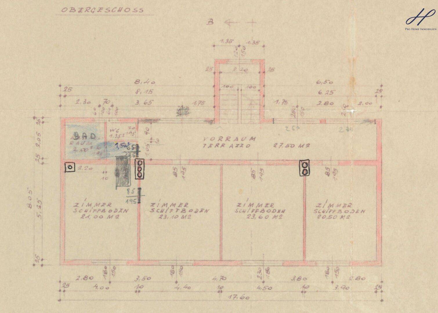 Grundriss des Obergeschosses mit Schlafzimmern und einem Badezimmer.