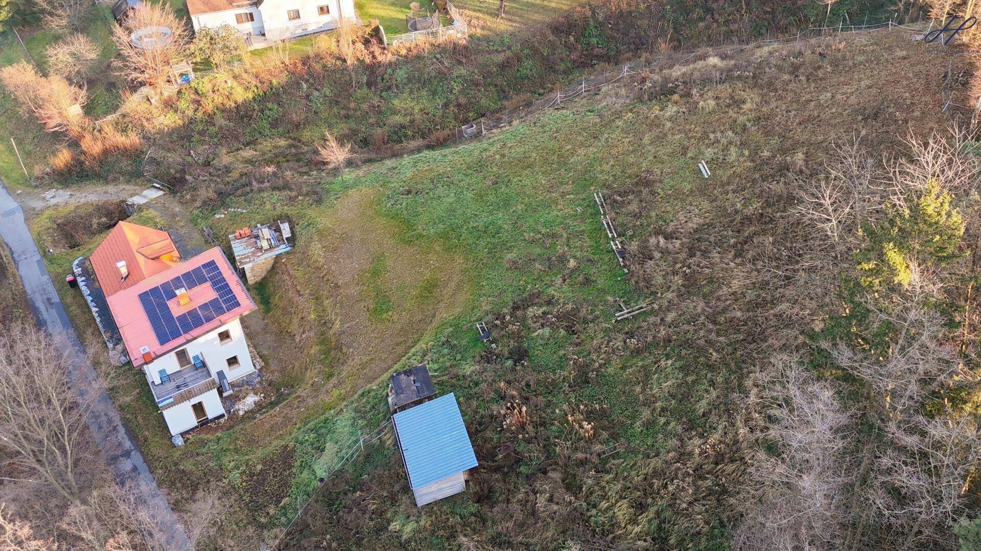 Luftaufnahme des Hauses mit Solaranlage auf dem Dach und weitläufigem Grundstück in ländlicher Umgebung.