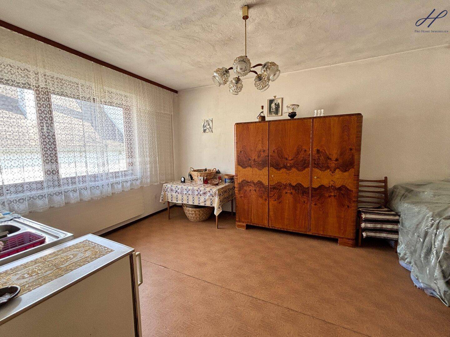 Schlafzimmer mit großem Kleiderschrank und Blick nach draußen.