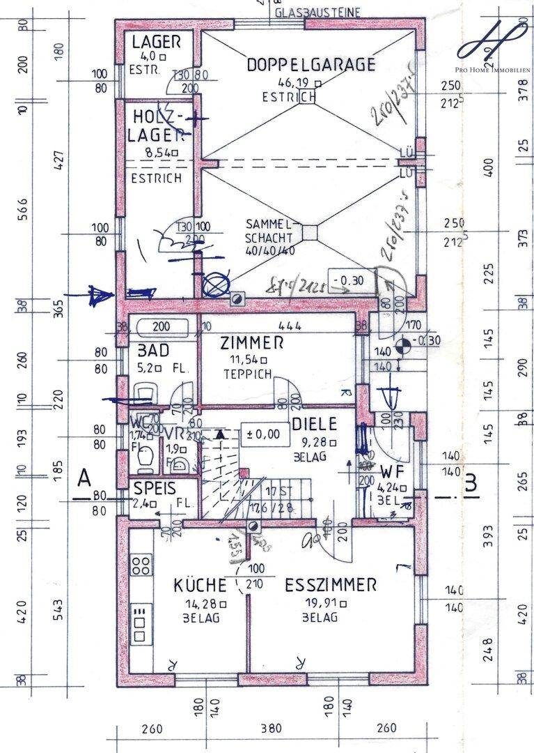Grundriss des Erdgeschosses mit Küche, Esszimmer, Zimmer und Doppelgarage.