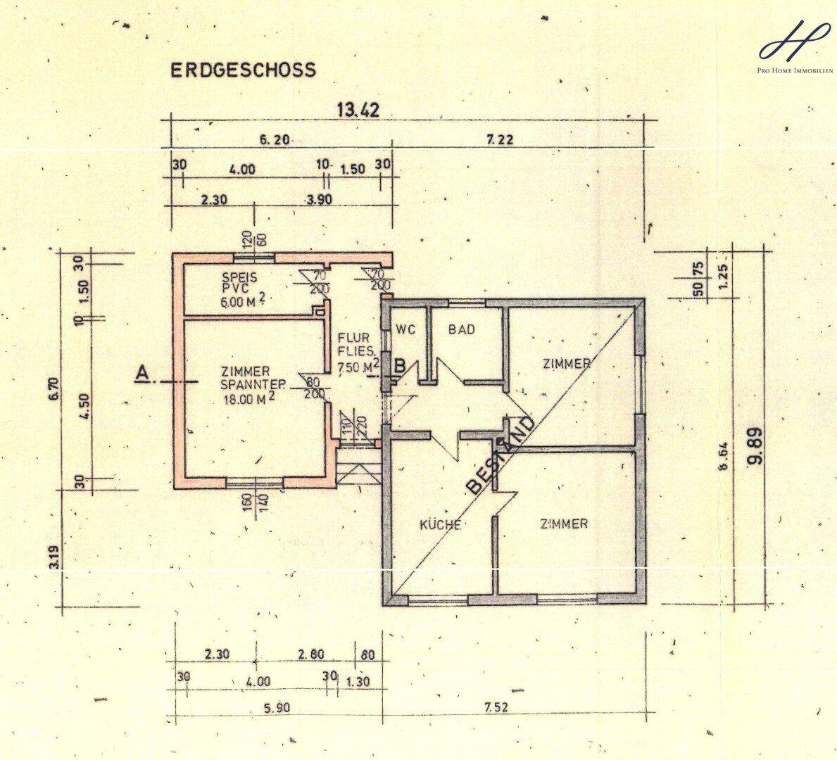 Grundriss des Erdgeschosses mit Zimmern, Küche, Bad und WC, inklusive Maßen.