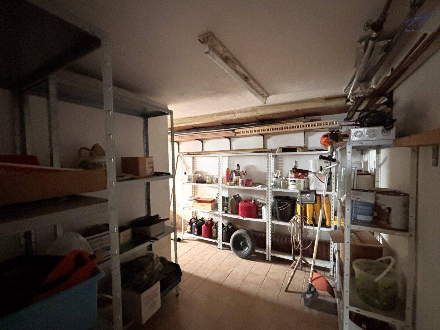 Gut organisierter Lagerraum im Keller mit vielen Regalen und verschiedenen Gegenständen.