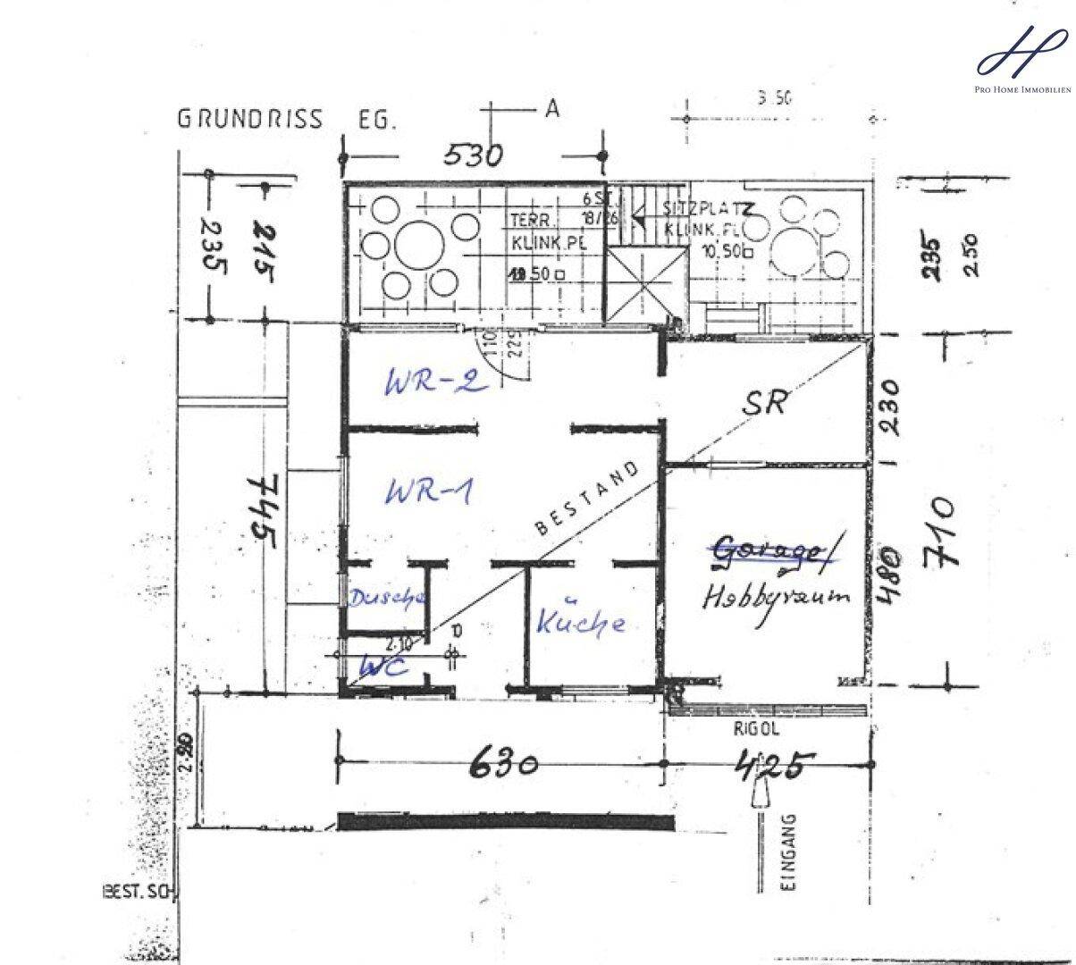 Grundriss des Erdgeschosses mit Garage, Küche und Wohnbereichen.