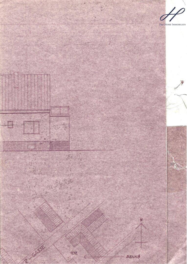 Architektonische Zeichnung mit einer Gebäudeansicht und einem Teilausschnitt des Lageplans.