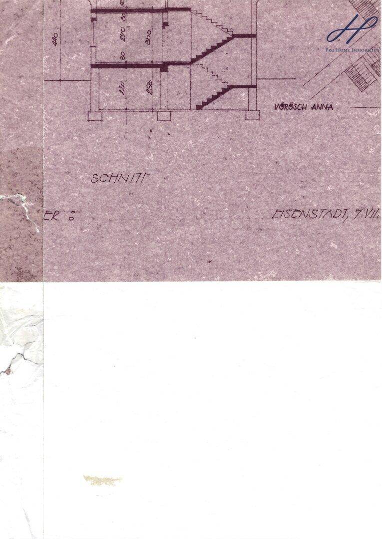 Architektonischer Schnittplan, der die vertikale Struktur des Gebäudes mit Treppen und Etagen zeigt.