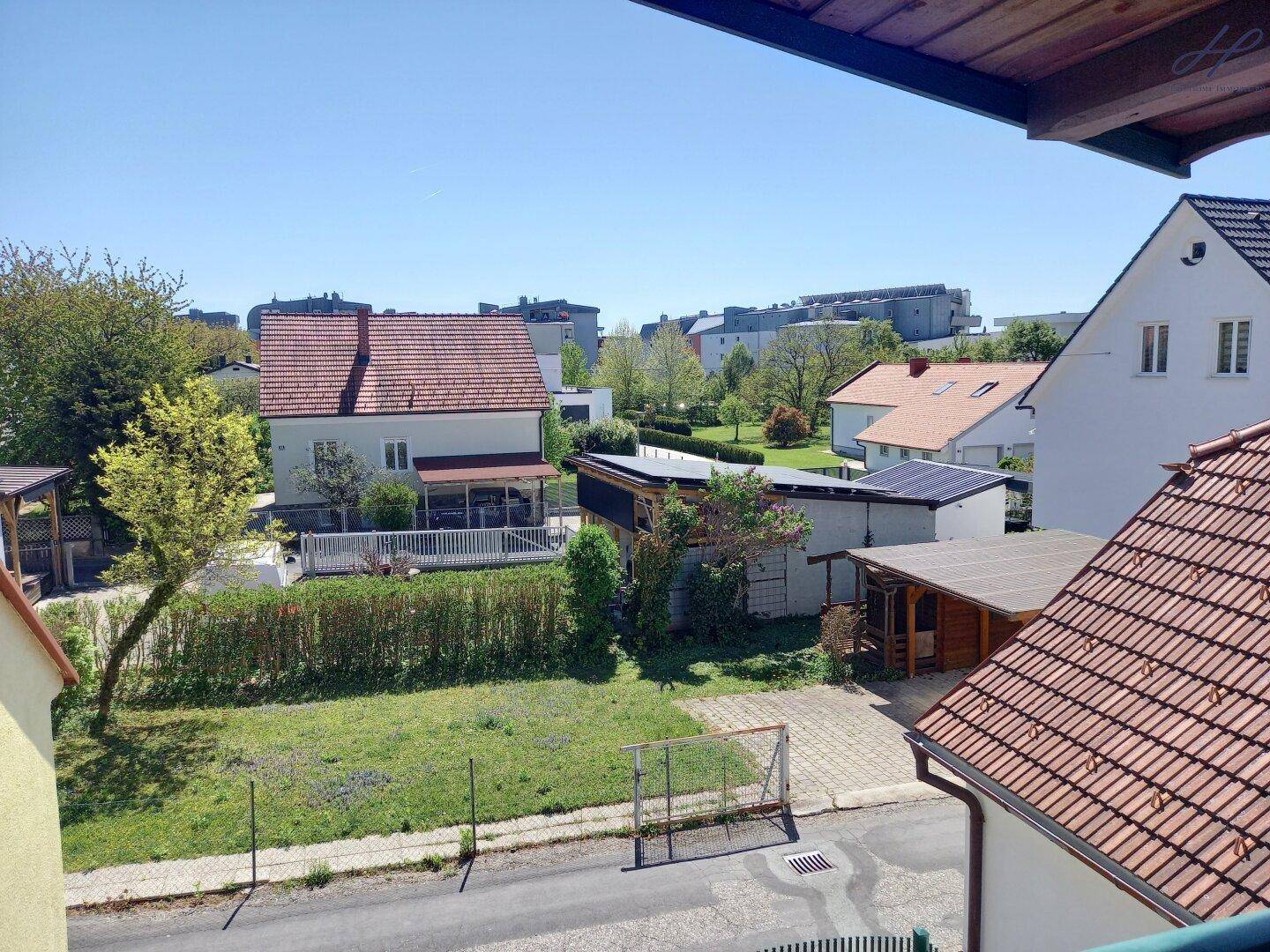 Weitläufiger Blick über die Nachbarschaft mit weiteren Häusern und Grünflächen.