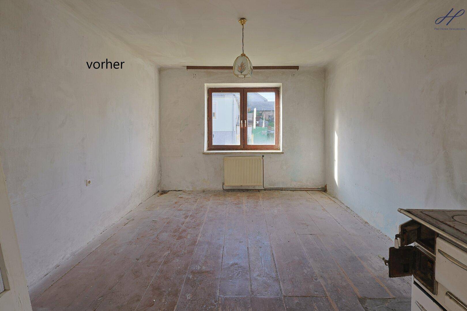 Raum vor der Renovierung mit altem Dielenboden, Fenster und einem traditionellen Ofen.