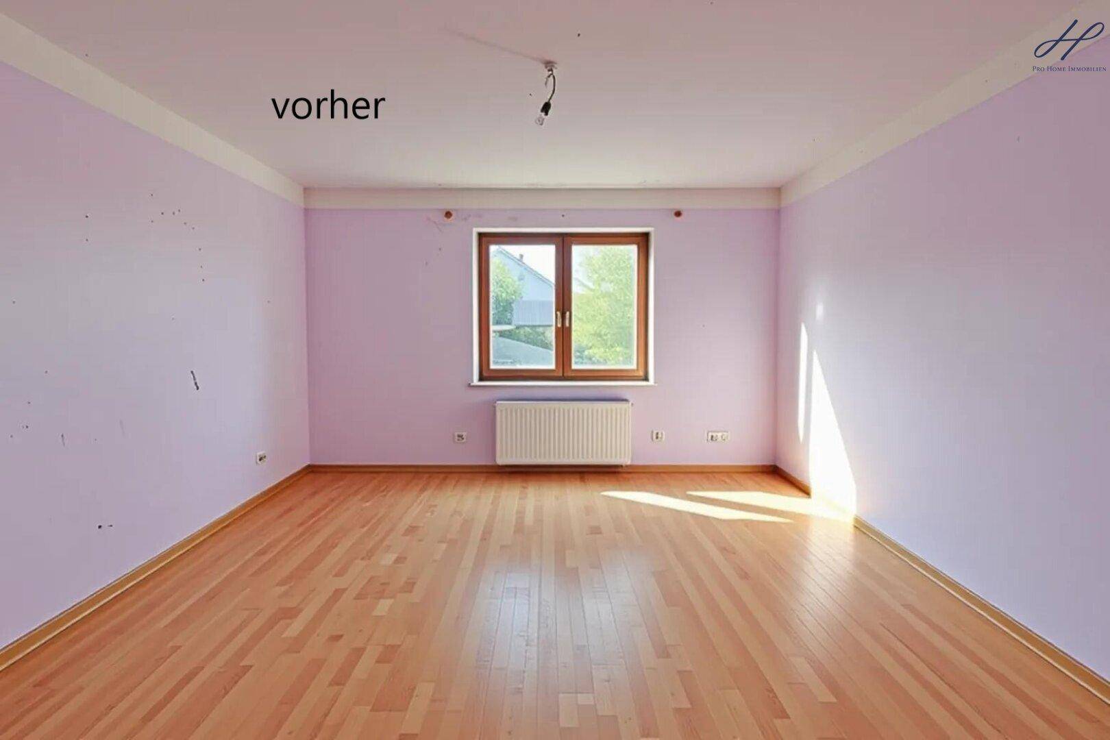Leerer Raum vor der virtuellen Einrichtung mit lila Wänden und Parkettboden.