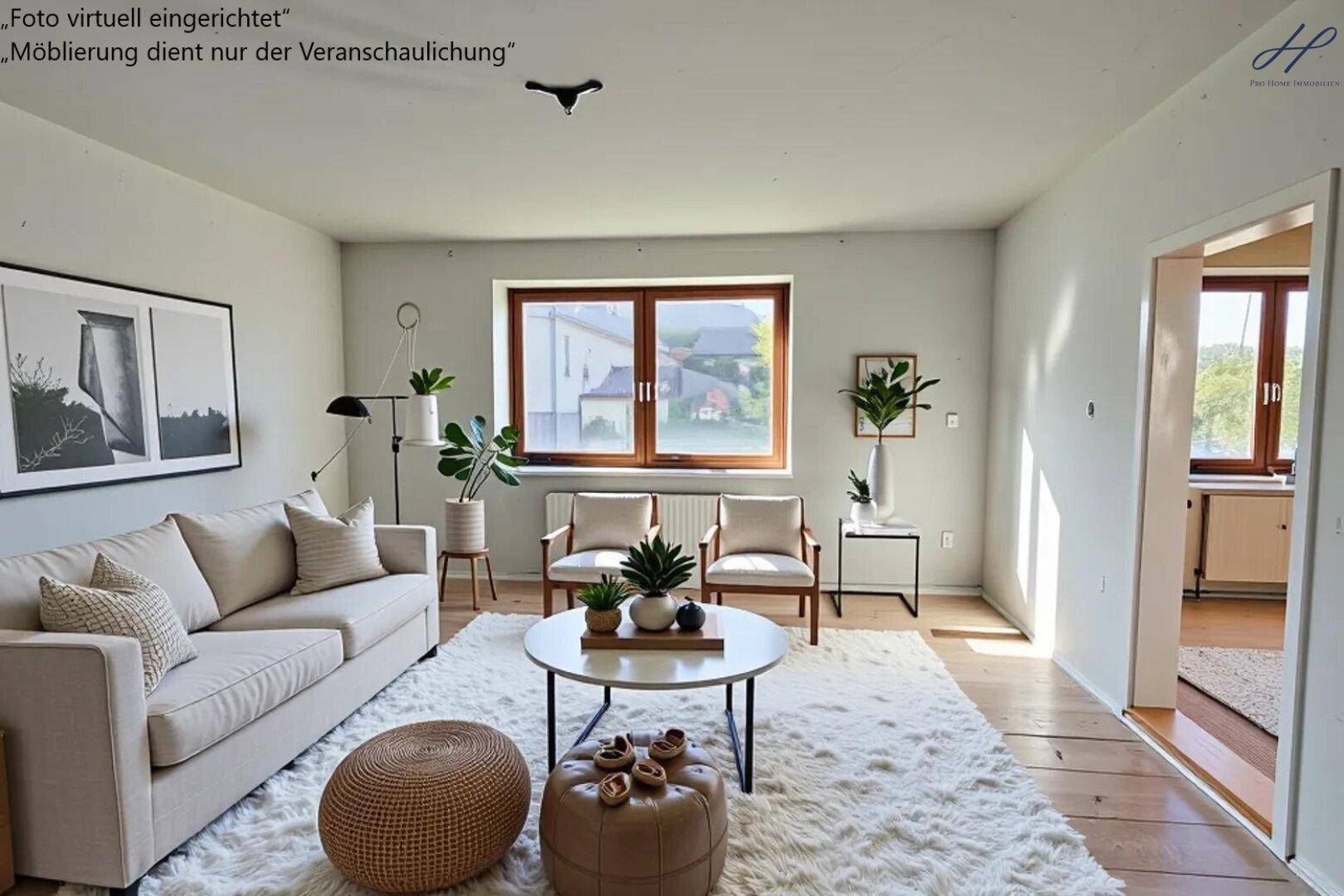 Virtuell eingerichtetes Wohnzimmer mit modernem Sofa, flauschigem Teppich und Holzboden.