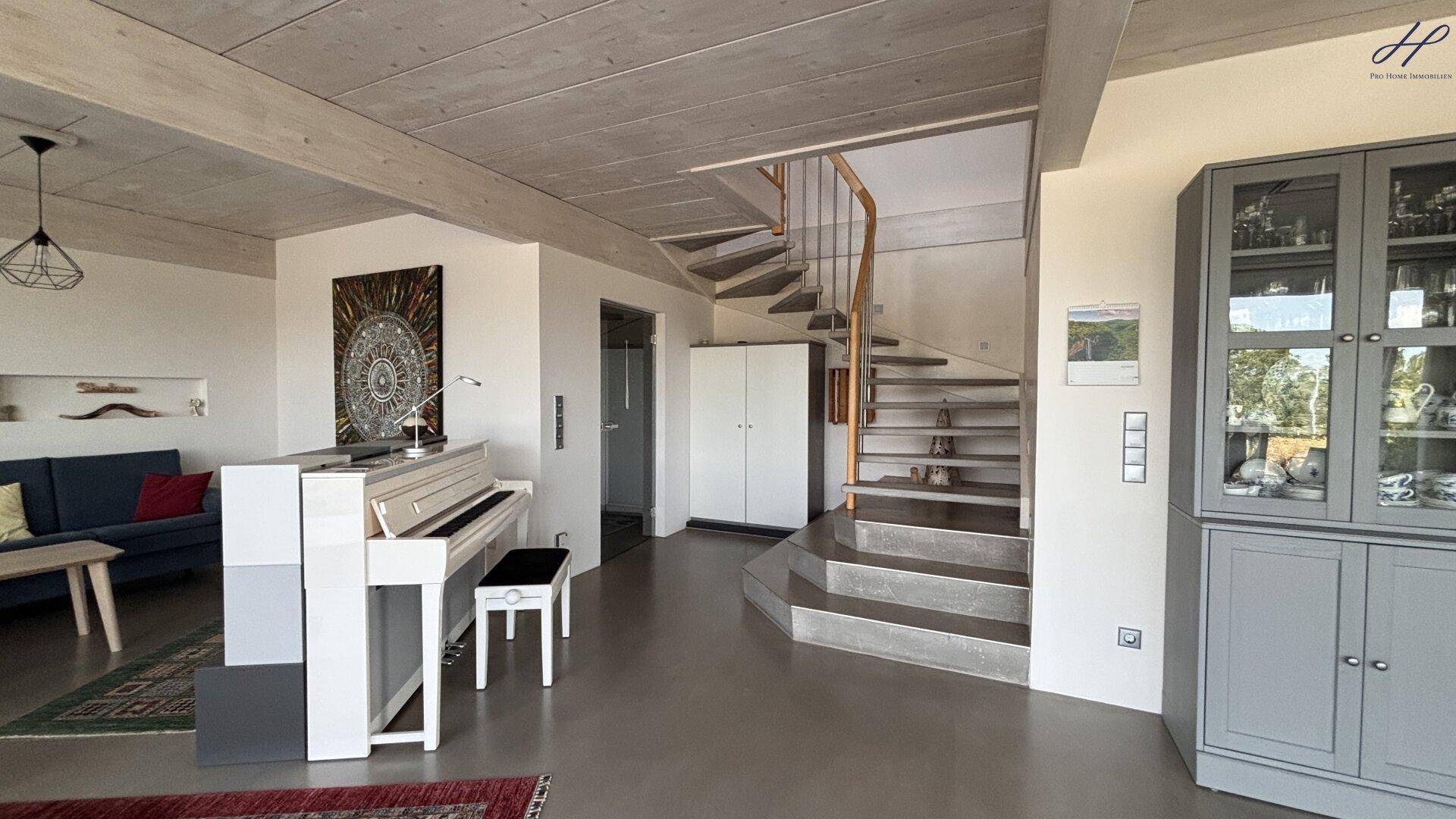 Offener Wohnbereich mit Wendeltreppe, Klavier und stilvollen Einrichtungsdetails.