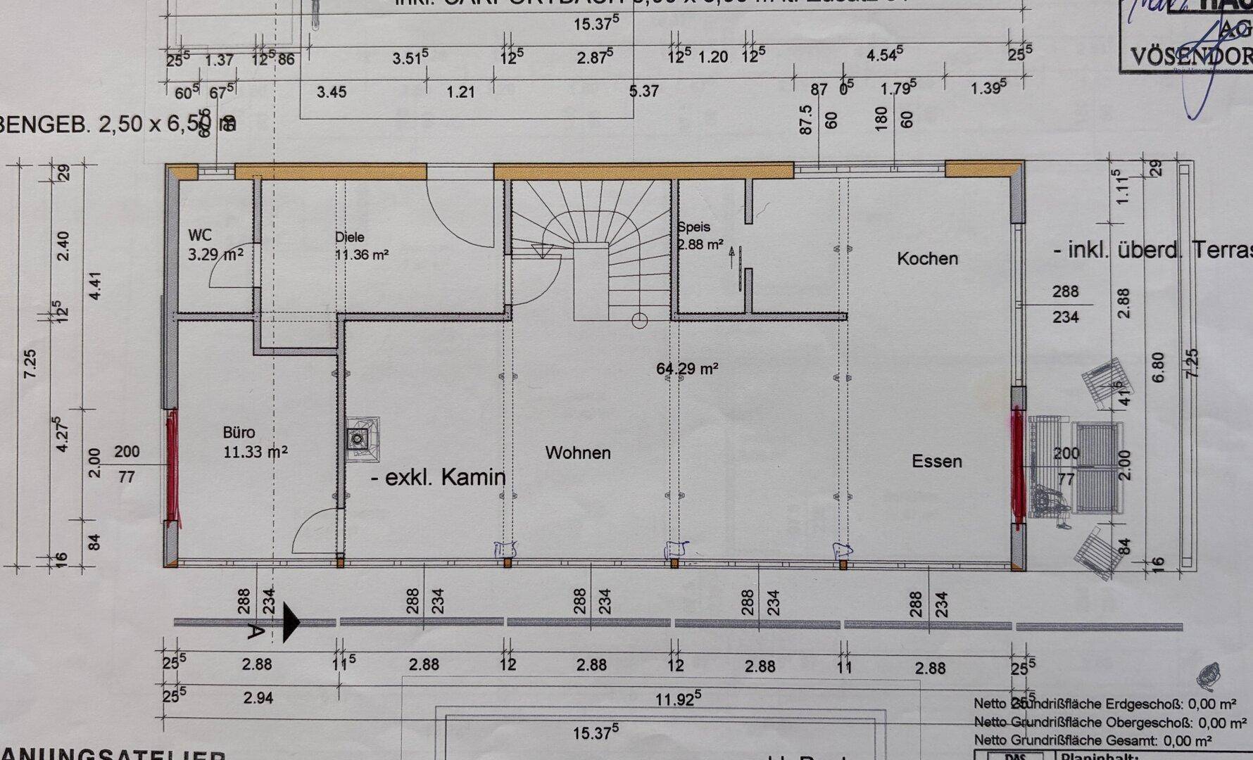 Grundriss des Erdgeschosses mit Wohn-, Ess- und Küchenbereich sowie Büro.