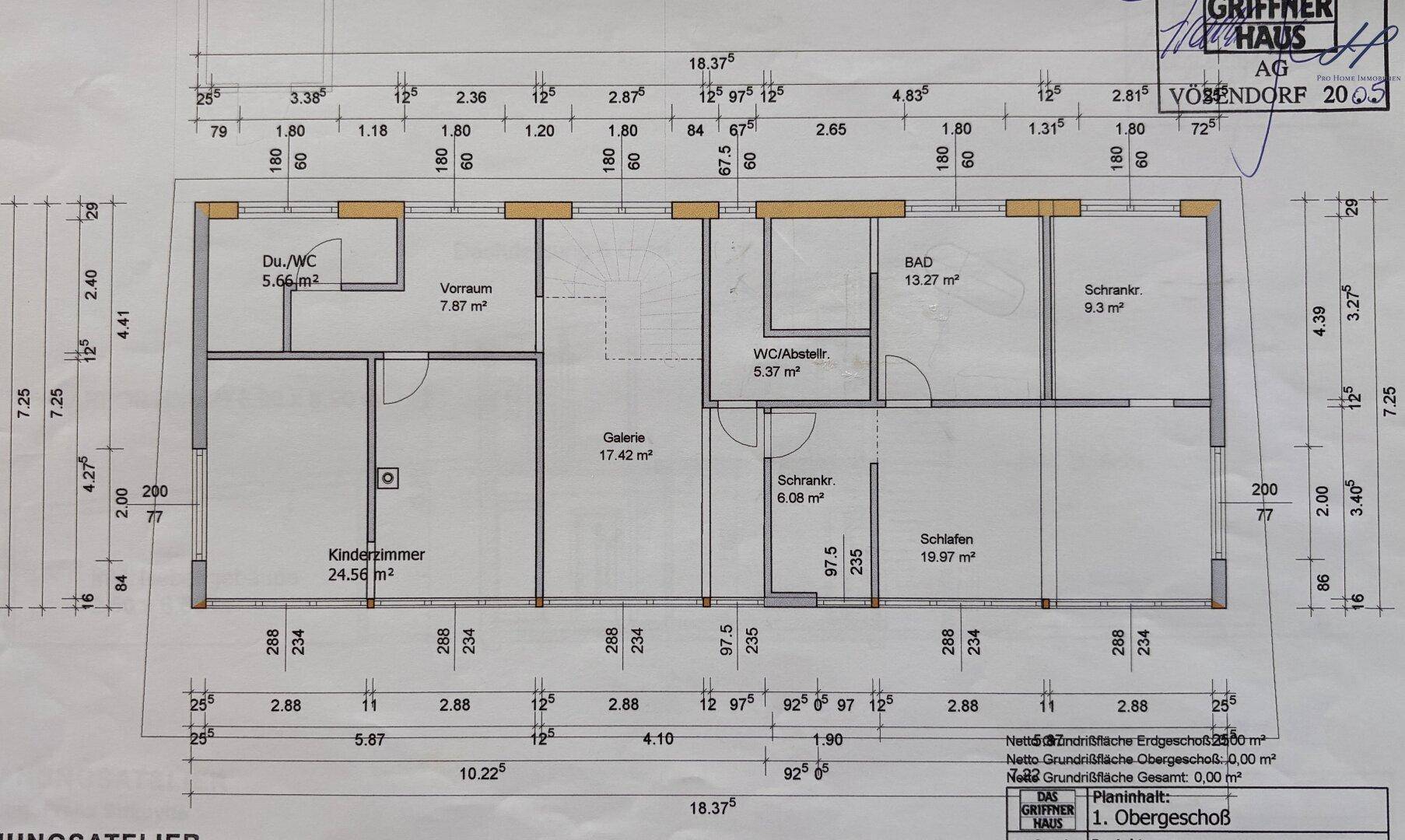 Grundriss des Obergeschosses mit Schlafzimmern, Bad und Galeriebereich.