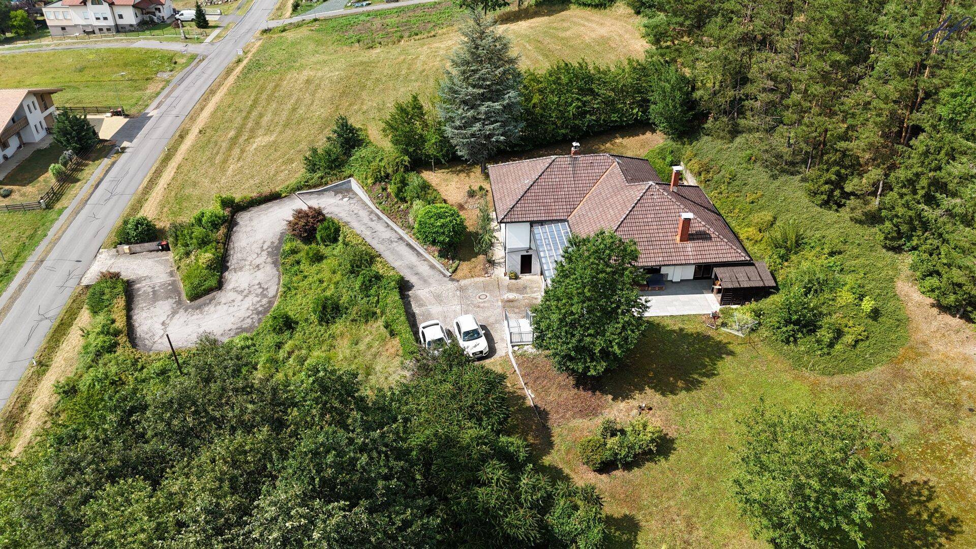 Luftaufnahme des Hauses und der Umgebung mit angrenzenden Feldern und Straßen.