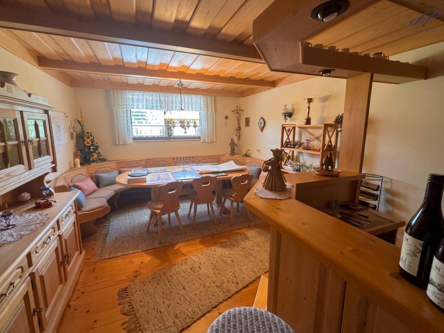 Traditioneller Essbereich im alpinen Stil mit Holztäfelung und Eckbank.