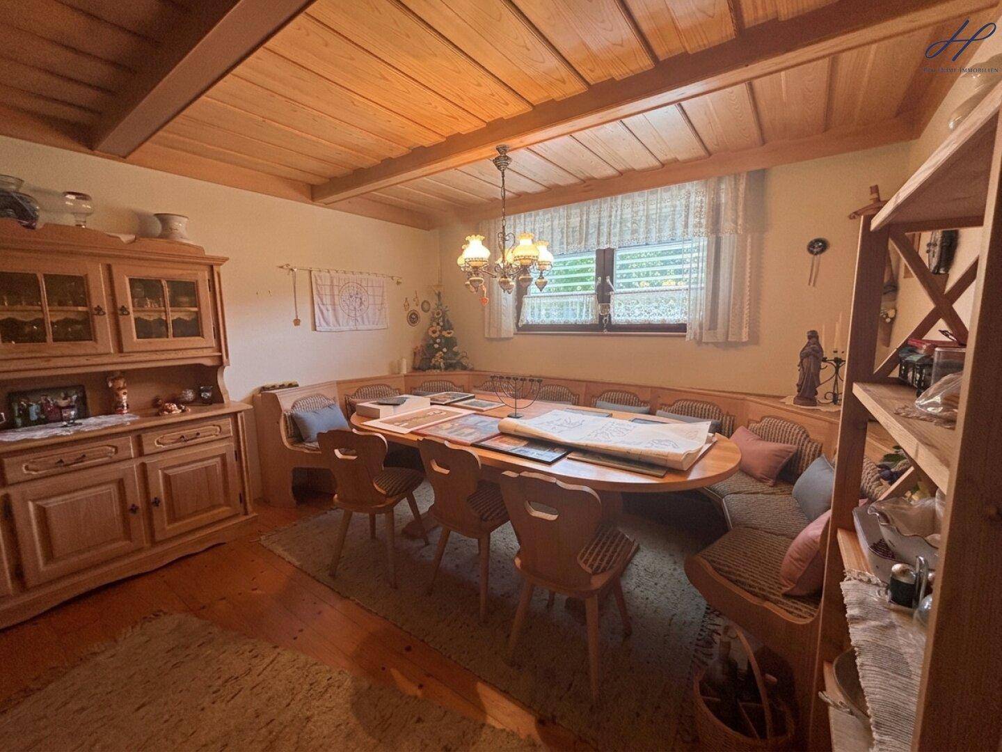 Gemütlicher Essbereich im alpinen Stil mit Holzboden und Deckenverkleidung.