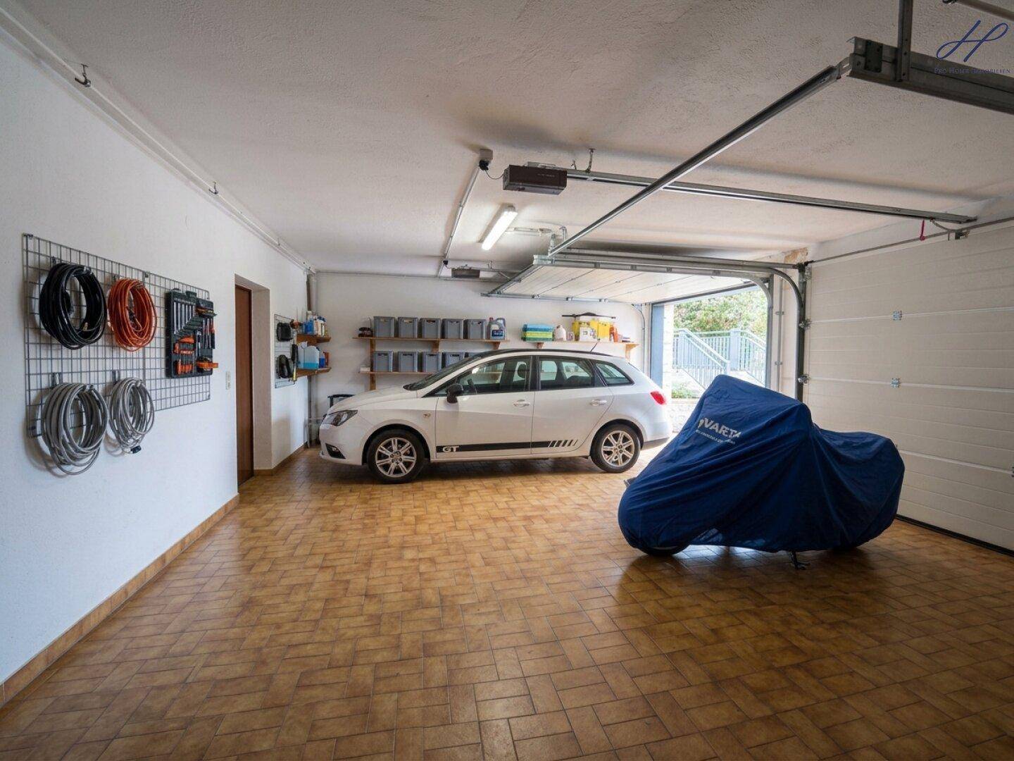 Geräumige Doppelgarage mit Fliesenboden und Platz für zwei Fahrzeuge.