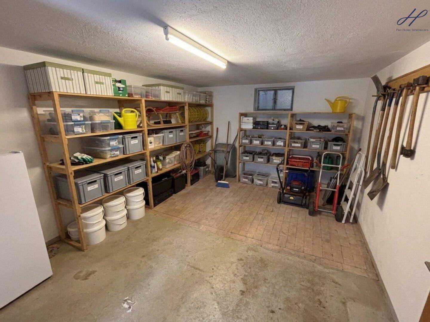Abstellraum im Keller mit Regalen für Werkzeuge und Gartengeräte.