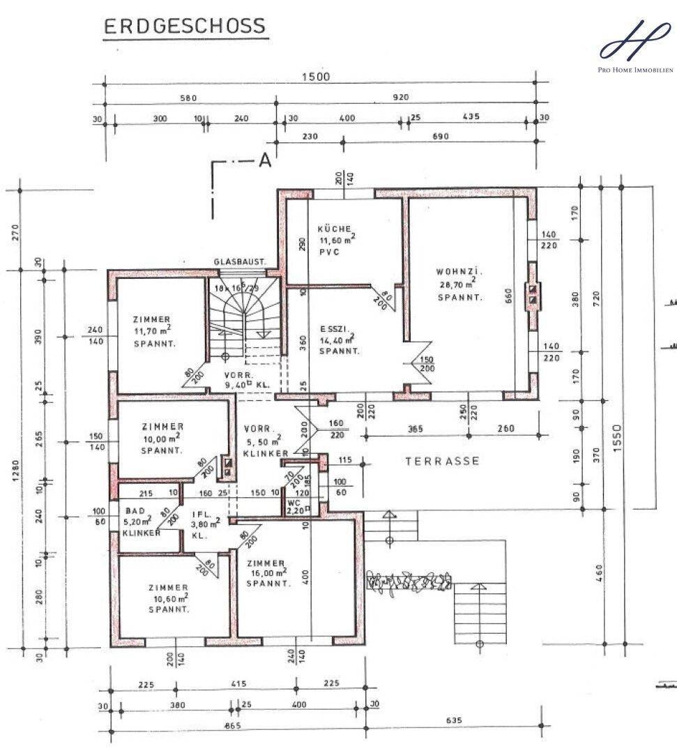 Grundriss des Erdgeschosses mit Küche, Wohnzimmer, Essbereich, Terrasse und weiteren Zimmern.