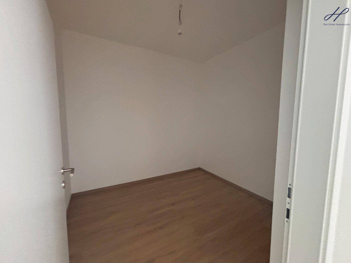 Kleiner Abstellraum mit Vinylboden und weißen Wänden, ideal für zusätzlichen Stauraum.