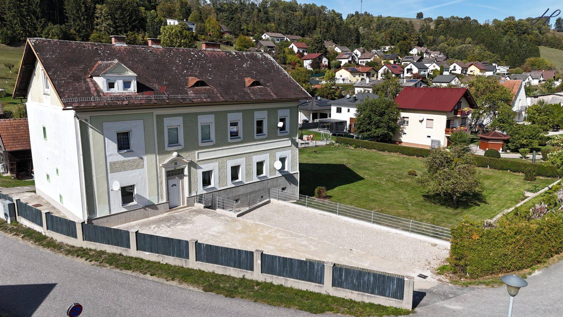 Luftaufnahme des Hauses und des weitläufigen Grundstücks, eingebettet in die ländliche Umgebung.
