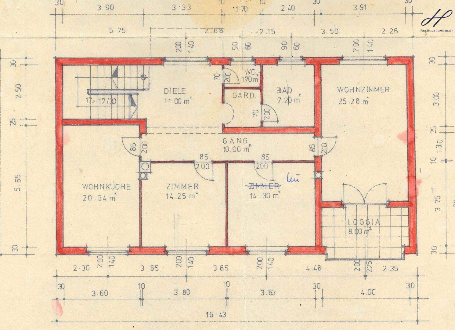 Grundriss des Obergeschosses mit Wohnküche, Zimmern und Loggia.