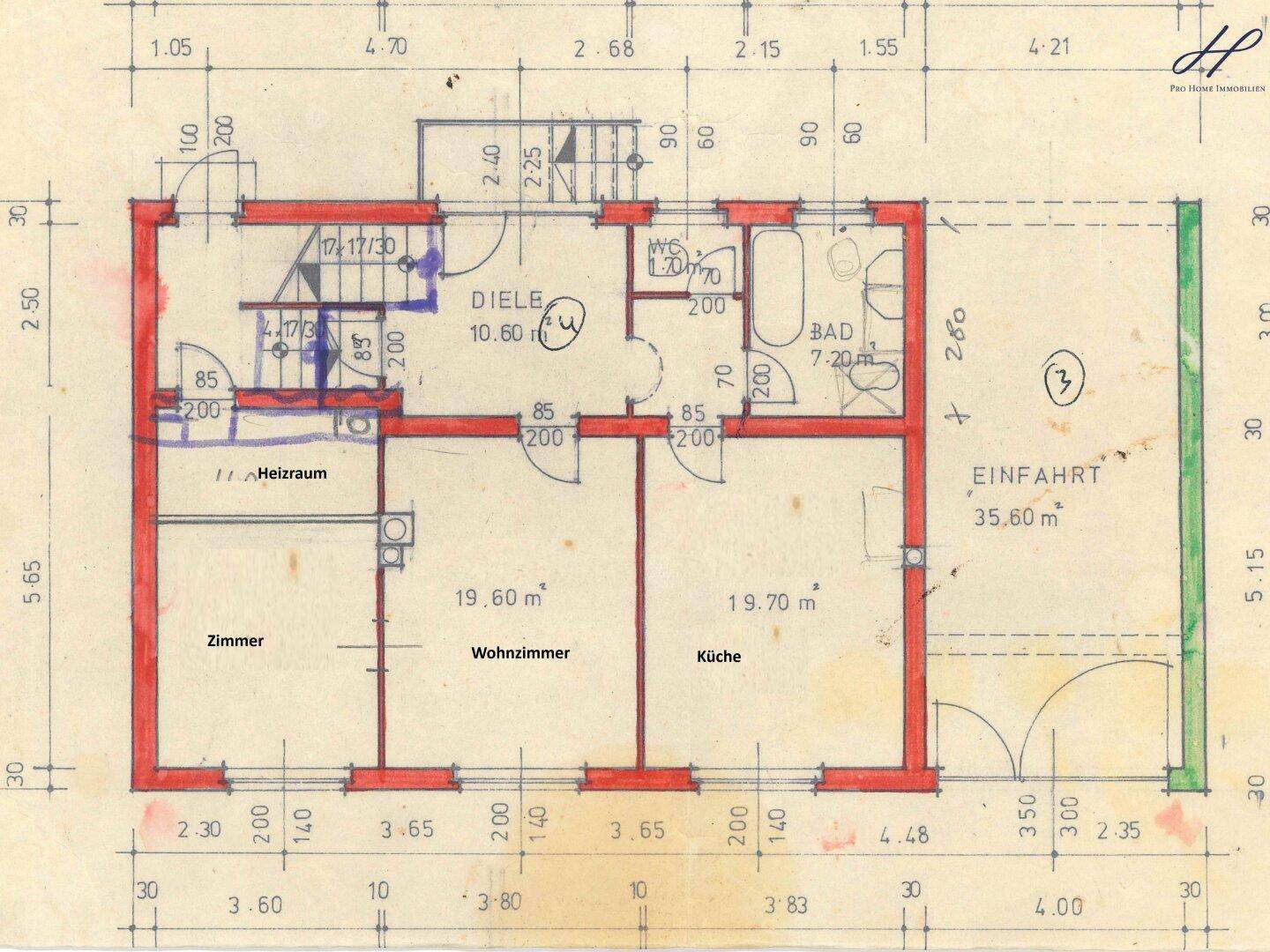 Grundriss des Erdgeschosses mit Wohnzimmer, Küche und Bad.